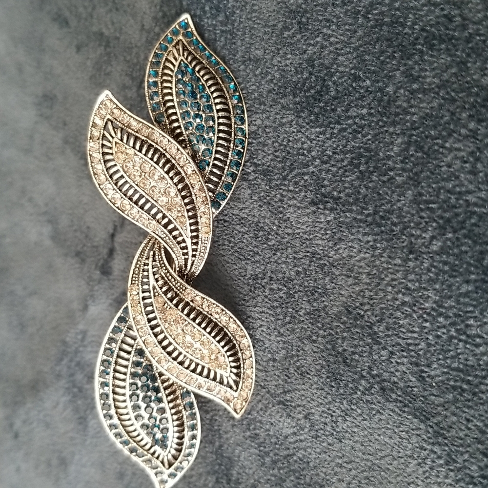 Hair accessory. Silver metal with crystals.  Gorgeous piece!